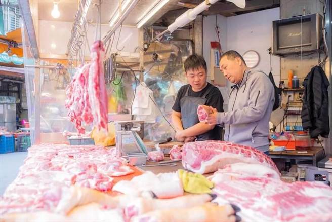 新北市長侯友宜在臉書貼出千字文，表示趁著清明連假，他今走訪蘆洲黃昏市場，關心攤商生意。（圖取自侯友宜臉書）