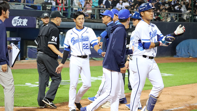 中华职棒3日新庄战发生疑似促请裁决误判争议，虽然最后富邦悍将队终场以3比2险胜，但队长范国宸（右）赛后罕见愤怒地衝出来找裁判理论。（富邦悍将提供）