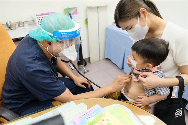 近日屏东基督教医院也明显感受到感染肠病毒的病童人数增加，为此呼吁家长带小朋友出游要勤洗手、戴口罩，做好防疫措施。（屏基提供／谢佳潾屏东传真）