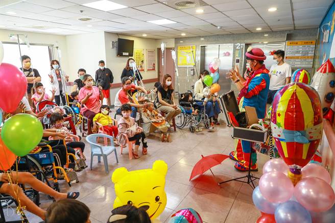 儿童节前夕，咏江教育基金会体恤住院孩童5天连续假期只能在病房度过，特别安排魔术师到屏基小儿科门诊、病房及早期疗育中心表演。（屏基提供／谢佳潾屏东传真）