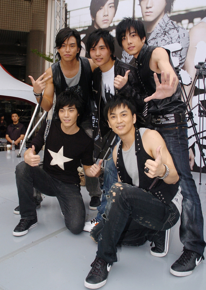原本是舞蹈老师的小刚（图下排左）在2007年6月加入Energy，是团体第6位成员。（图／取自中时资料库）