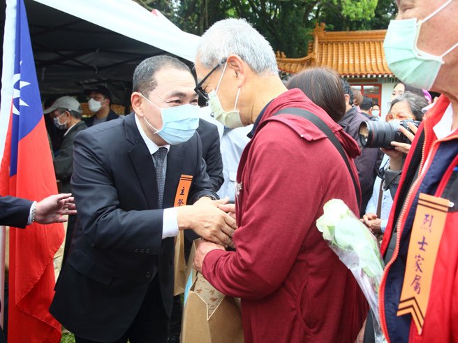侯友宜3月29日到淡水忠烈祠主持「革命先烈阵亡将士殉难同胞春祭典礼」，并向烈士遗族代表握手致意。（张铠乙摄）
