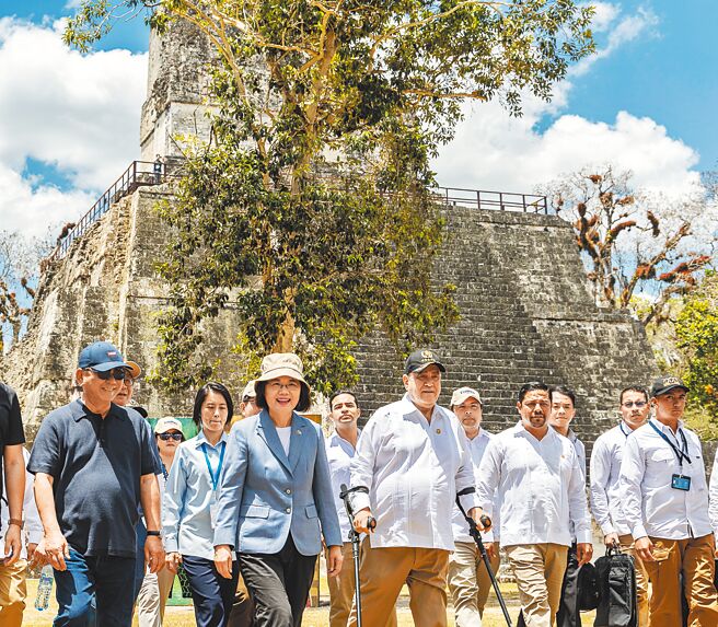 蔡英文总统（前排左二）率团访问友邦瓜地马拉，瓜地马拉总统贾麦岱（前排右三），全程陪同参观蒂卡尔国家公园。（总统府提供）