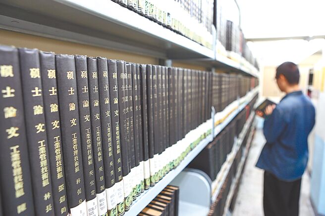 去年底九合一大选，爆发多件论文抄袭争议后，蓝委近期提案修正《学位授予法》，明定论文完成后，应提供纸本与电子檔给国家图书馆和所属学校图书馆保存，并供检视，即使涉及机密，也应在遮蔽特定内容后开放调阅。图为学生在台师大论文馆藏区阅读示意图。（本报资料照片）