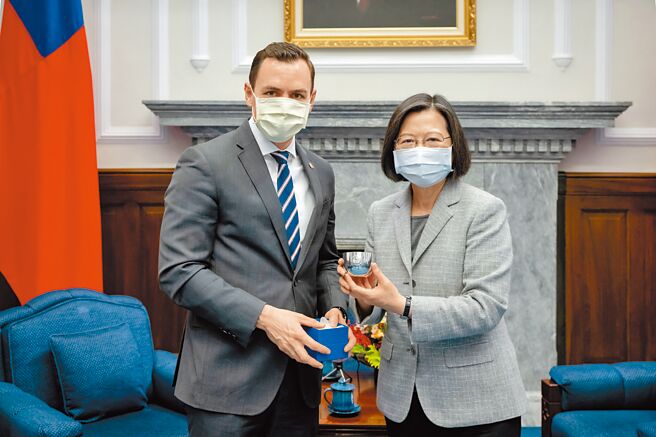 美国眾议院「美国与中国共产党战略竞争特别委员会」主席盖拉格，计画周三在洛杉矶会晤返程过境美国的蔡英文总统。（中央社）