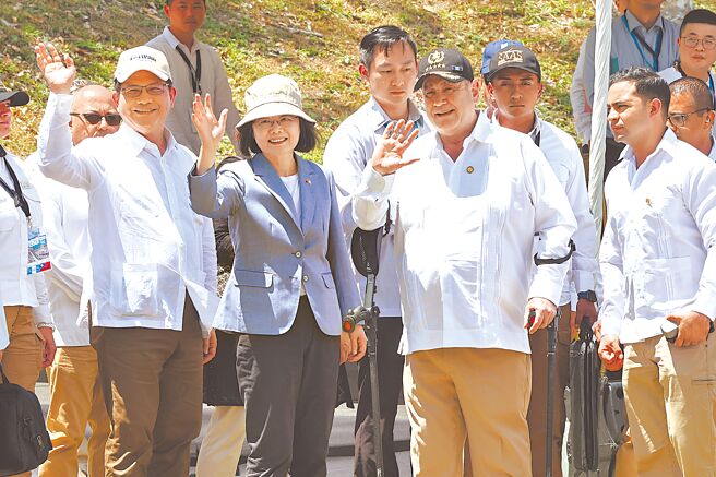 蔡英文总统（前左二）、总统府秘书长林佳龙（前左）等访团一行，与瓜地马拉总统贾麦岱（前右二）前往蒂卡尔国家公园参访，并向媒体挥手致意。（中央社）