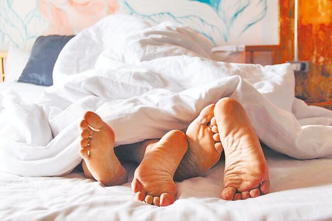 为了排解内心空虚，「纯抱睡」另类交友型态崛起，这2年来，许多单身男女即便是陌生人，也会相约单纯抱抱睡觉，藉此慰藉彼此的心灵。图为示意图。（达志影像）