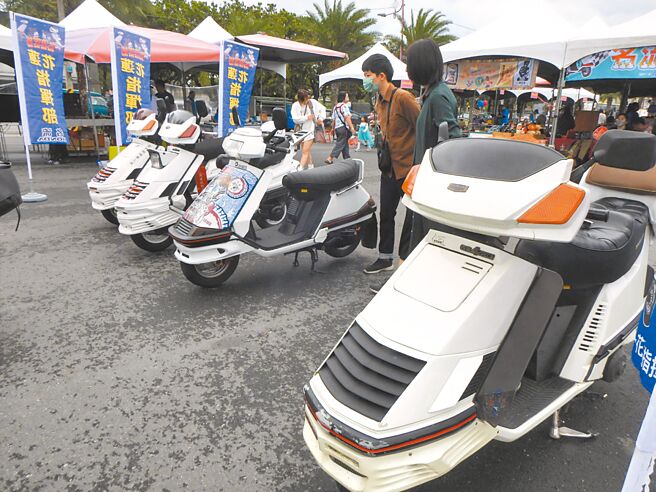 復古机车2日在花莲市六期重画区大会师，有40台风靡80、90年代被誉为「把妹神器」的名流机车，掀起民眾一股回忆杀。（罗亦晽摄）