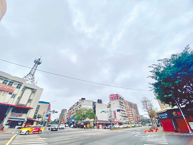 新北市林口区中山路、竹林路口位居当地交通要道，不过有一座使用率低且老旧的陆桥，经检讨后新北市养工处2日顺利拆除陆桥。（新北市工务局提供／黄敬文新北传真）