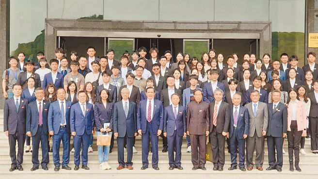 馬英九訪問大陸，他上湖南衛視，看到自己祭祖畫面感觸良多，也與歌手們連線合唱，高歌一曲；他成為大陸現在最「火」的網紅，影片標題提到他，流量就增加3倍……。（圖／本報系資料照）