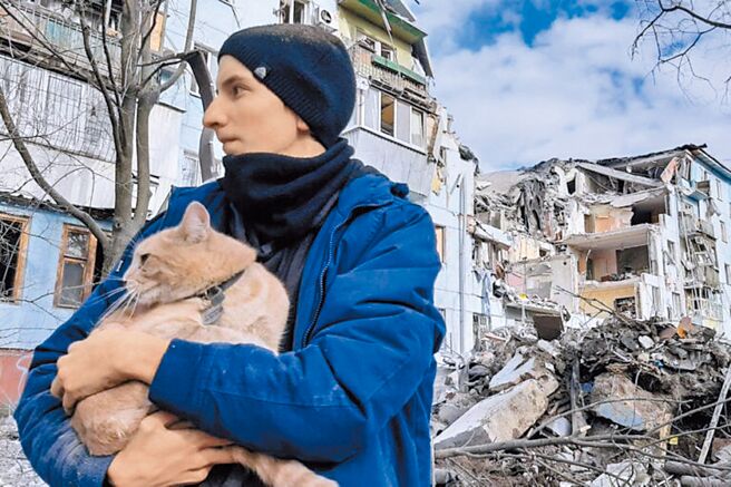 《紐約時報》1日報導，俄烏戰爭爆發後，中國一直緊密關注，從中汲取經驗，面向含括武器、軍力、情報和威懾等，以助日後為「潛在的戰爭」做最佳準備。圖為站在戰爭廢墟中的烏克蘭人。（摘自烏克蘭總統澤倫斯基推特）