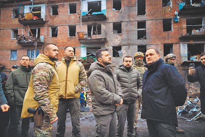 因應俄國計畫在白俄部署核武，烏國總統辦公室官網3月30日出現一份線上請願書，呼籲基輔在境內部署或自行發展核武，遭金正恩胞妹金與正批評。圖為烏克蘭總統澤倫斯基視察遭俄羅斯襲擊中受損的住宅區。（摘自烏克蘭總統府官網）