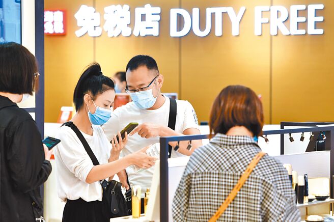 大陆海南省规画于2025实现全岛零关税，打造为特殊关税区。图为海南海口日月广场免税店。（新华社）