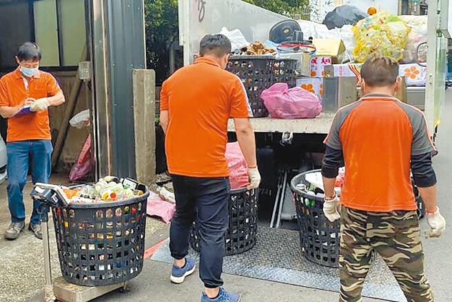 新竹县环保局与乡镇市公所推动「资收关怀计画」，提供优于回收市场的价格及到府收运服务，补助资收个体户每个月最高5000元。（新竹县政府提供／罗浚滨新竹传真）