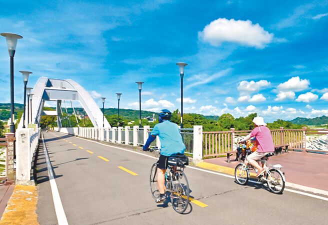 旅客选择「153谷关线」探访山林，舒适的节气到东丰自行车绿廊骑乘自行车，或前往谷关稍来步道短程健行。（台中市政府提供／陈世宗台中传真）