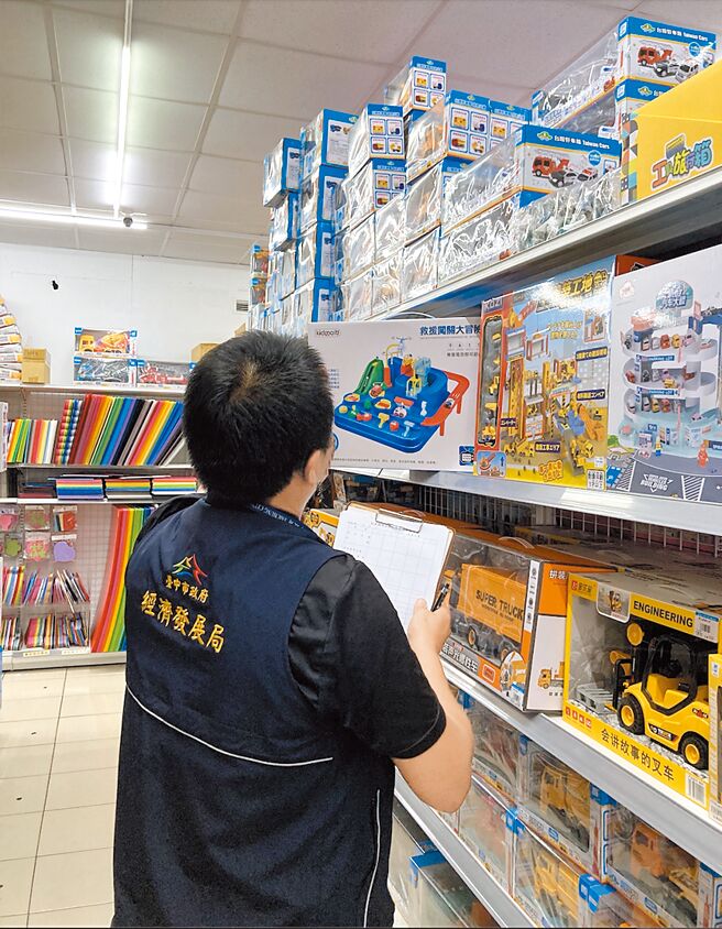 台中市政府经发局自今年1月起持续抽查，至今抽查73件玩具，其中5件不合格，不合格率近1成5，要求业者限期改善。（经发局提供／张亦惠台中传真）