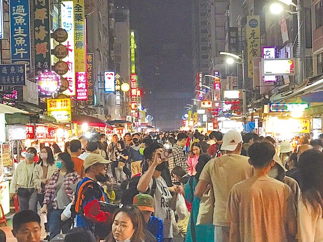 高雄接续迎来五月天、张惠妹、大港开唱等大型演唱会，加上高市府推出「高雄夜chill处」专案，吸引各地人潮前来高雄旅游，成功带动演唱会经济。（高市府经发局提供／洪浩轩高雄传真）