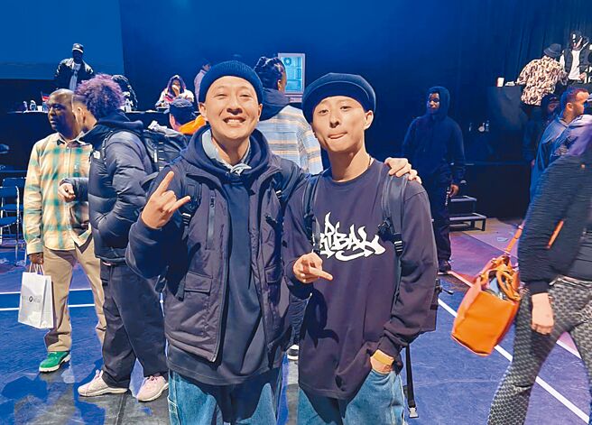 台东街舞兄弟檔蔡仁豪（左）、蔡绍威（右）远赴法国力抗各界好手，成为台湾街舞之光。（蔡旻妤摄）