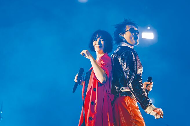 李心洁（左）昨首度登上大型音乐祭，与美秀集团一起在 「2023大港开唱」演出。（出日音乐提供）