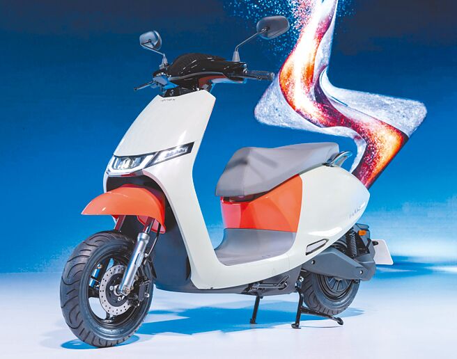 Ionex光阳电动车「Ionex大降光临」第2波优惠「做大四专案」即日起开跑。以Ionex i-One Air（见图）为例，送首年12个月免费骑到饱、精品安全帽及千元购车保养券3大好礼。（光阳提供）