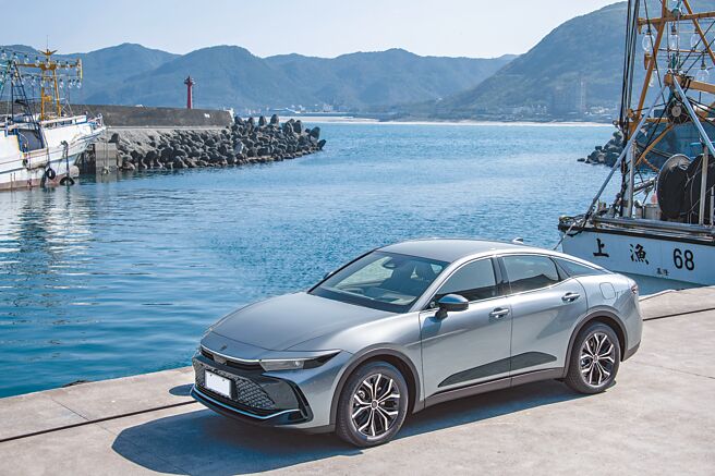 TOYOTA CROWN贵族版搭载2.5L Hybrid系统，可创造每公升行驶22.4公里的油耗表现，售价157万元。（陈大任摄）