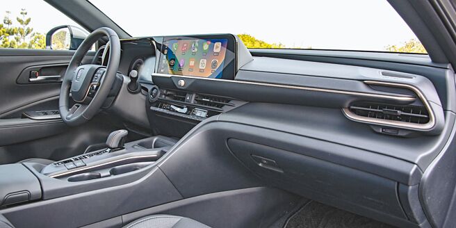 仪表控台採取中岛式设计，创造独立前座空间。（陈大任摄）