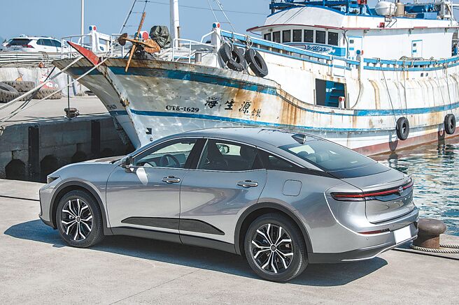 车身拥有流线斜背跑格设计，车尾造型超吸睛。（陈大任摄）