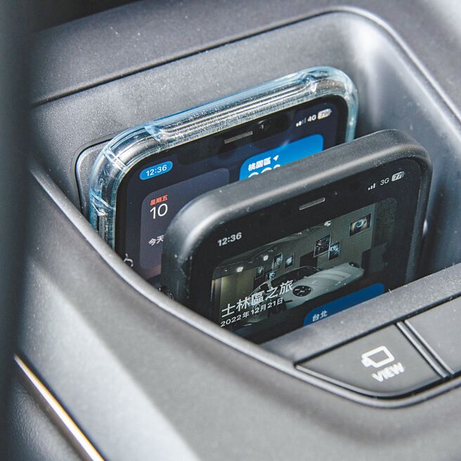 前置物区可同时放两支手机。（陈大任摄）