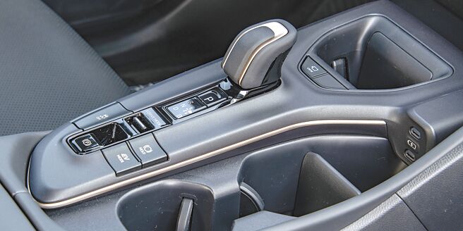 中央鞍座布局简明，具双置杯孔。（陈大任摄）