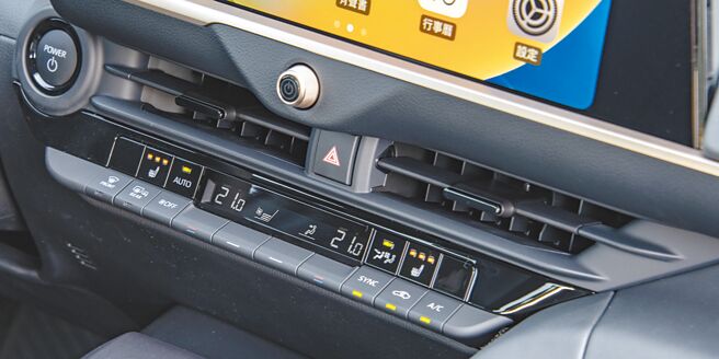 中控按键与显示排列整齐，便于操作。（陈大任摄）