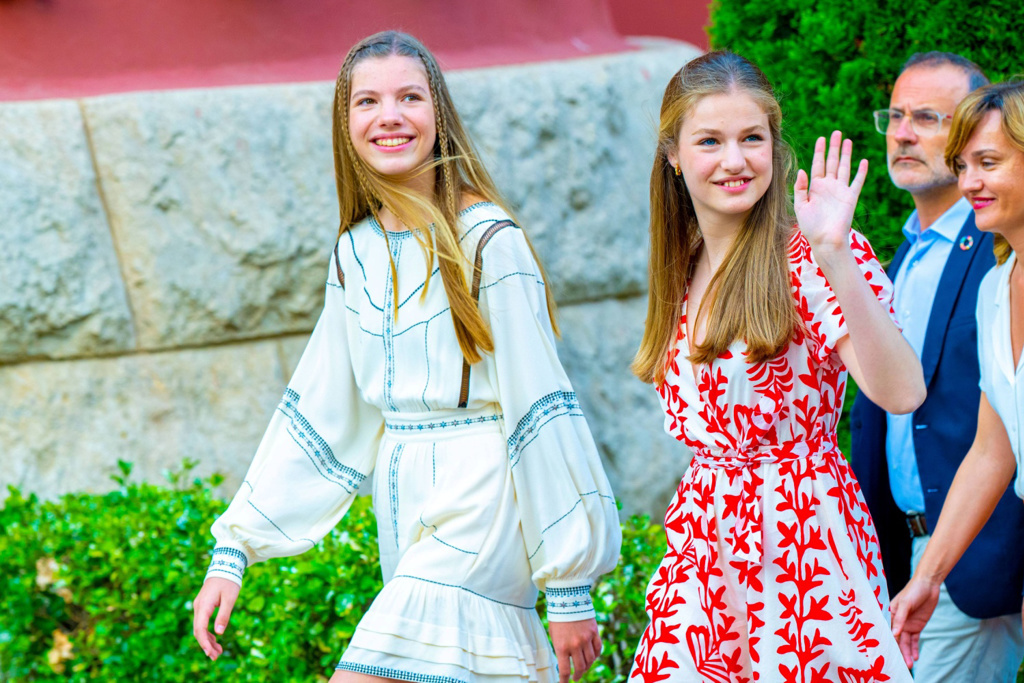 蕾歐諾兒公主（Princess Leonor，圖右）女大18變。左邊為蘇菲亞公主（Princess Sofia），兩人於2022年的資料照。（資料照／TPG、達志影像）
