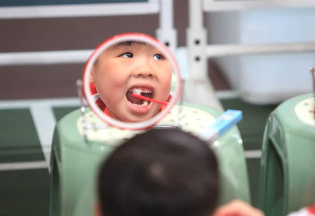 小朋友當場學習貝氏刷牙法。(台南市衛生局提供／曹婷婷台南傳真)