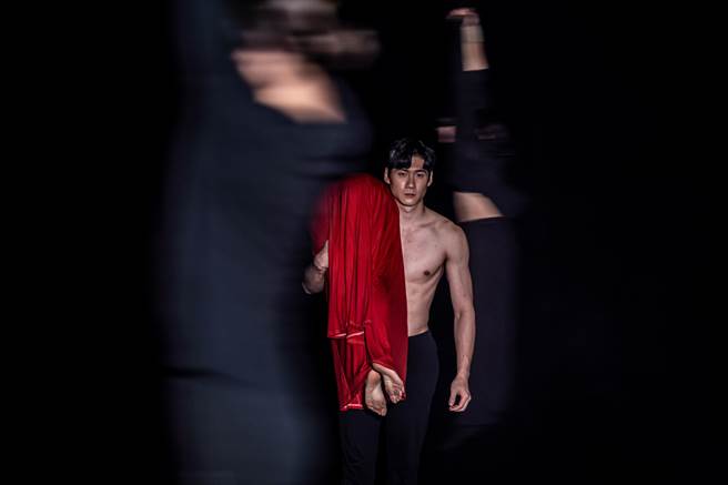 河床劇團與FOCA福爾摩沙馬戲團合作的作品《夢與陰影》，融合新馬戲的肢體和河床的劇場美學。（徐宇昕攝，國家兩廳院提供）