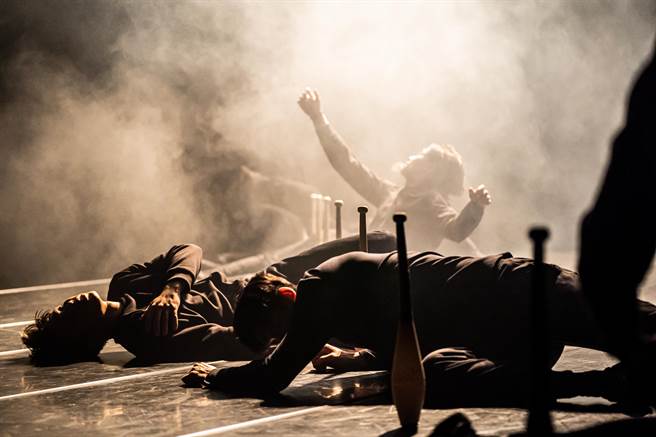 《夢與陰影》為河床劇團與FOCA福爾摩沙馬戲團合作的作品，透過演員的肢體，傳達超現實的感覺。（徐宇昕攝，國家兩廳院提供）