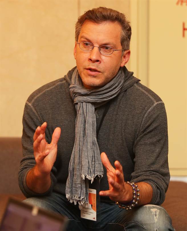 河床劇團導演郭文泰所執導的VR作品《遺留》，才剛獲得盧森堡城市電影節沉浸式競賽最佳體驗大獎，回國後，這周末他與FOCA福爾摩沙馬戲團合作的作品《夢與陰影》也即將登場。（季志翔攝）