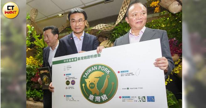 农委会主委陈吉仲与畜产会董座林聪贤曾为了台湾猪标章盛大举行记者会，但违反该标章的猪贩该如何处罚，两个单位说法却莫衷一是。（图／黄威彬摄）