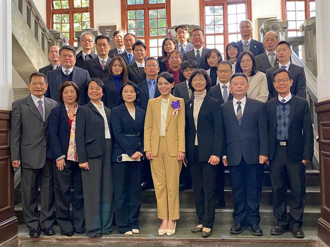 新竹市长高虹安上任满百日，1份最新施政表现满意度民调也出炉，民眾对市府团队表现满意度中有5成69表示满意。（陈育贤摄）