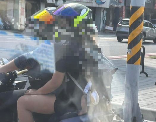 一家三口共乘机车，照片吓歪千人。（图／翻摄自爆废公社二馆）
