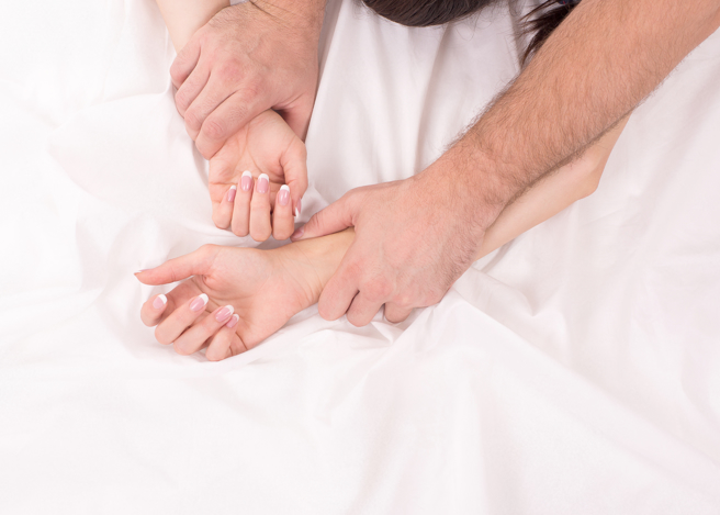 一名陷入热恋的男子，某次和女友在床上翻云覆雨时，不慎插到女友的肛门。（图／示意图，达志影像）