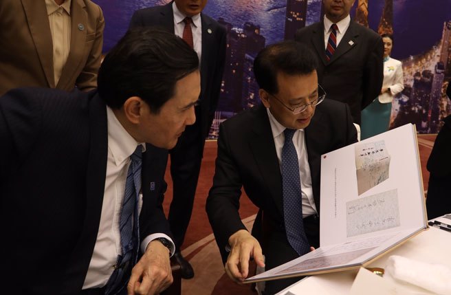 馬前總統四月三日晚上接受中共中央政治局委員、重慶市委書記袁家軍宴請，席間袁家軍突然拿出一份「神秘禮物」，居然是重慶官方費心思在龐大檔案庫裡，找到馬前總統父母過去在重慶的老照片、投書等舊資料，以及一些書信。(資料照片)