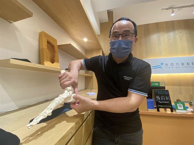 物理治疗师张凯升表示，扁平足俨然已成时下孩子文明病。（曹婷婷摄）