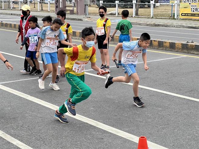小孩一跑步就喊痛，很多家长这时才惊觉原来小孩居然有扁平足问题。图中跑步学童非新闻人物。（读者提供／曹婷婷台南传真）