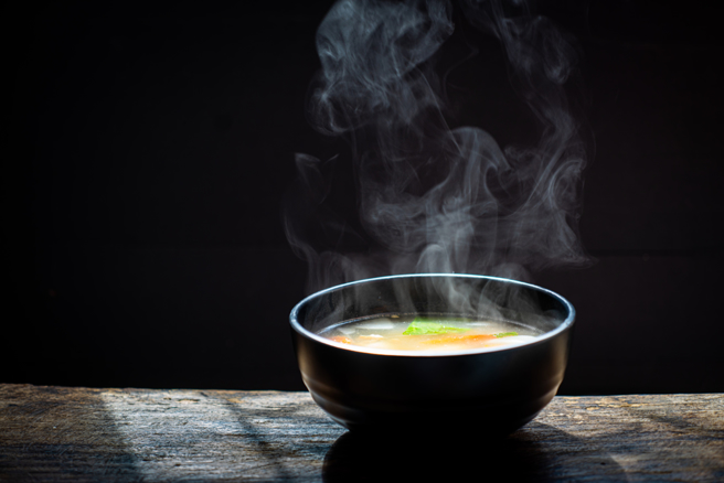 谭敦慈表示，日本研究发现，味噌汤喝越多，胃癌风险越高。(示意图/ Shutterstock )