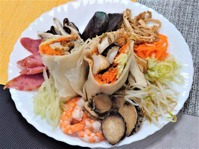 新北市渔业处推出新食谱，当传统美食润饼遇上鲜美贡寮鲍，晋升美味好吃贡寮鲍润饼。（新北市渔业处提供／张志康新北传真）