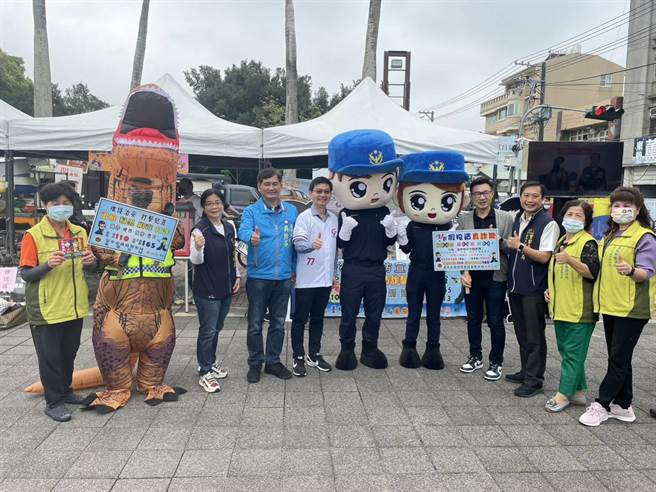 台中市警察局东势分局4日在东势区客家文化园区进行防诈宣导。（警方提供）