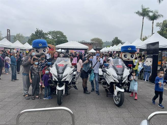 台中市警察局东势分局4日在东势区客家文化园区进行防诈宣导。（警方提供）
