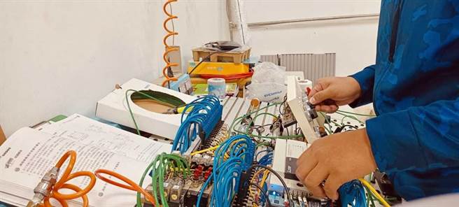 花蓮高農生物機電科3年級的潘正豪（右）雖然遭遇左眼失明、雙親離異等挫折，卻不向命運低頭，奮發讀書、利用課餘時間勤練考照內容，今年透過特殊選才考上國立大學。（花蓮家扶中心提供／羅亦晽花蓮傳真）