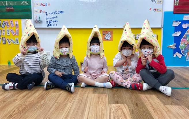 桃园市今年儿童节礼物为多功能防灾头套。（桃园市教育局提供／陈梦茹桃园传真）