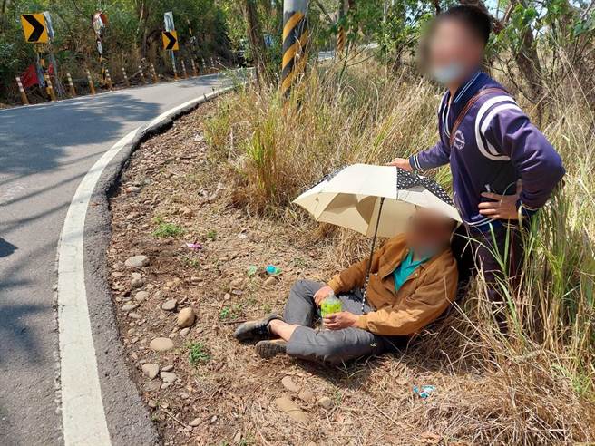 71岁杨姓老翁前往乌日九号公墓扫墓完骑机车返家行经乌日区成功西路时，疑因头晕在弯道自摔后整个人跌进山路旁草丛，幸热心民眾发现，为他撑伞遮阳并报警。（台中市乌日警分局提供／冯惠宜台中传真）