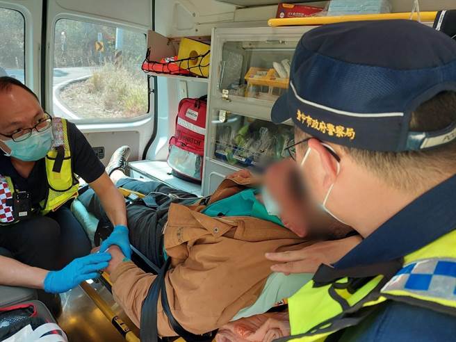 杨翁自摔后经民眾报警，员警也将他送医。（台中市乌日警分局提供／冯惠宜台中传真）